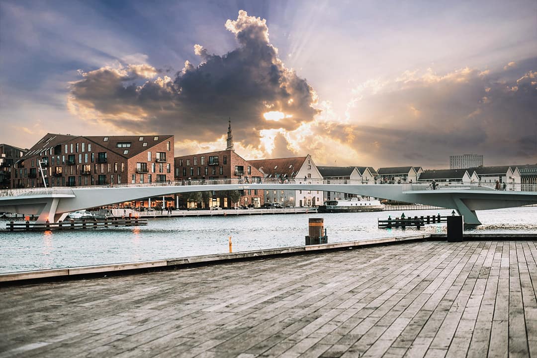 vitolker-tolkebureau-koebenhavn Moderne bro i hjertet af København i solnedgang – symbol på ViTolkers rolle som brobygger mellem sprog og kulturer gennem professionel tolkning.
